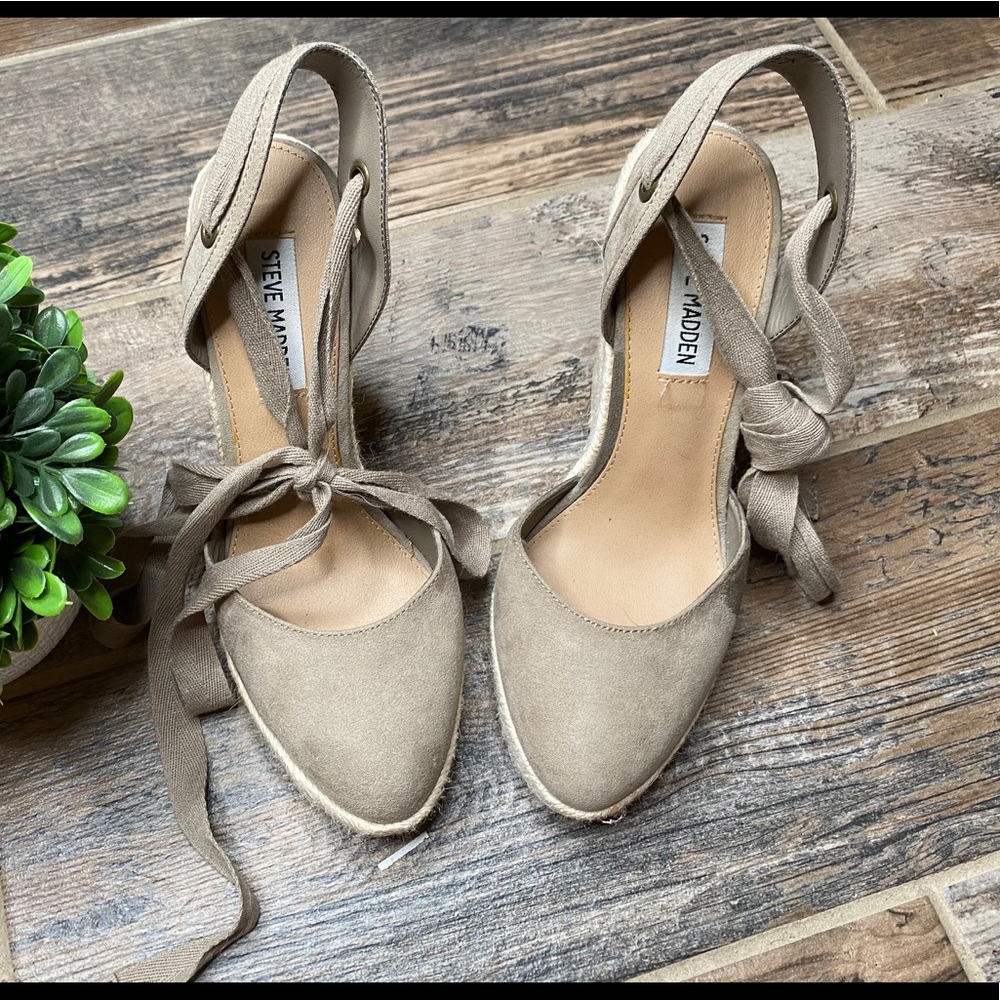 Steve Madden • Grayish Tan Size 7 Tie Up Wedge